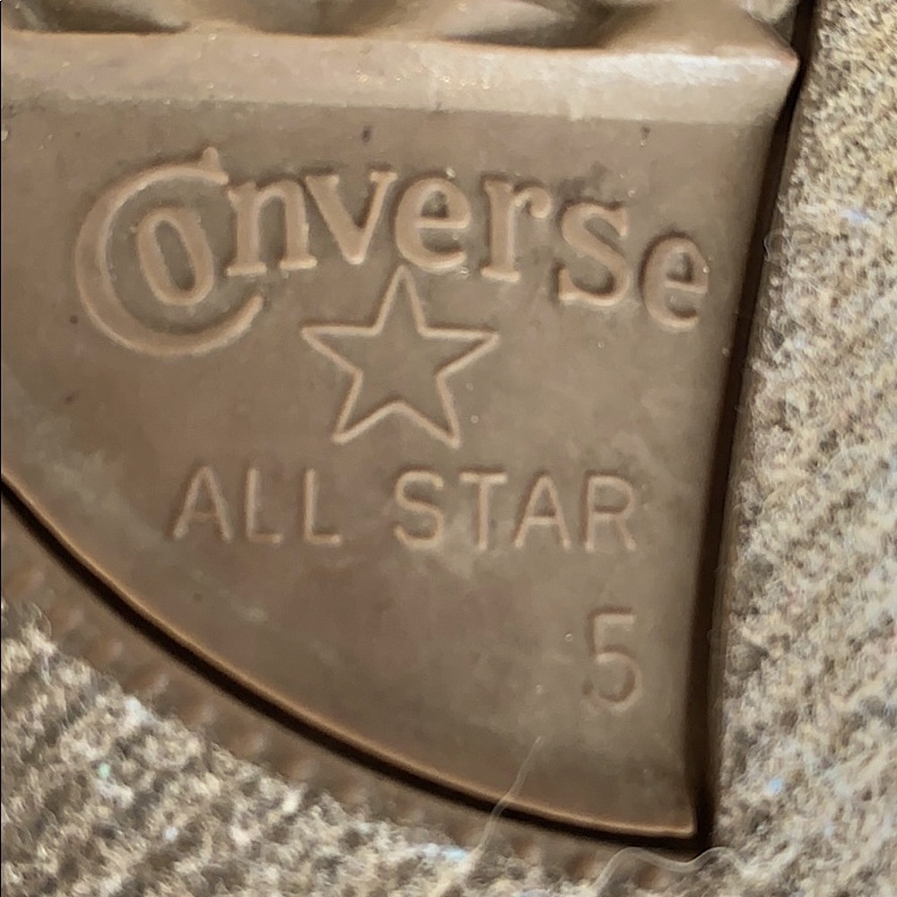 Converse, gently use low tops. - Picture 4 of 4